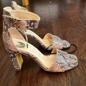 New- Unlace- pink and gray heels